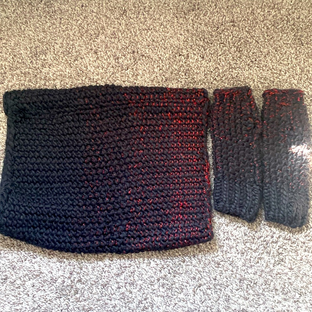 Verloop Black with red shimmer stitching scarf and fingerless gloves set